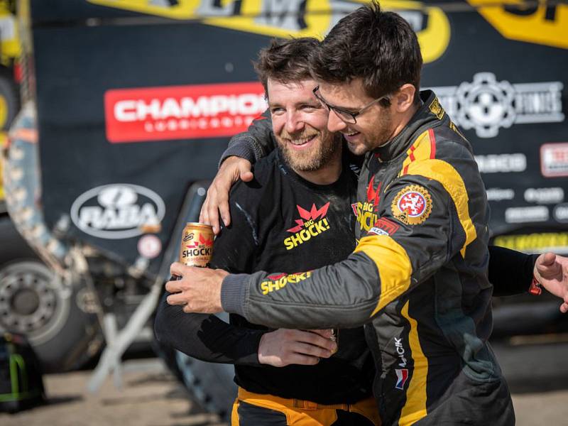 Šťastný Jan Brabec (vlevo) po finiši letošního ročníku Rallye Dakar.