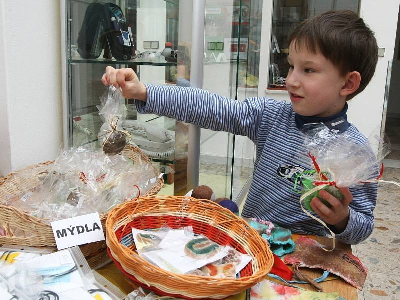 Temnou jeskyní plnou hlasů, zvuků, vůní, chutí i věcí si mohli projít návštěvníci brněnského TyfloCentra. To pořádalo den otevřených dveří. 