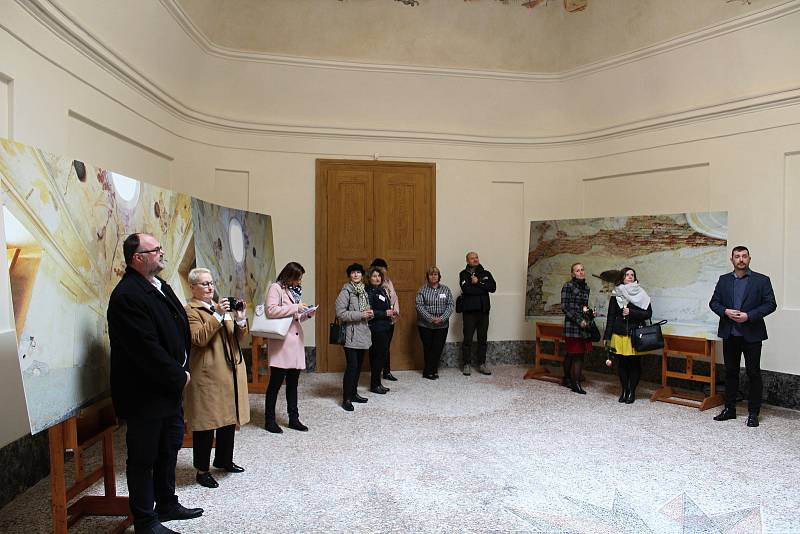 Na zámku v Lysicích restaurátoři obnovili výzdobu sala terreny.