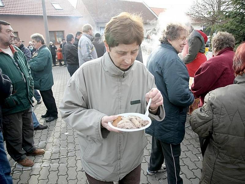 Žabčice v sobotu ráno provoněly pravé vepřové hody.