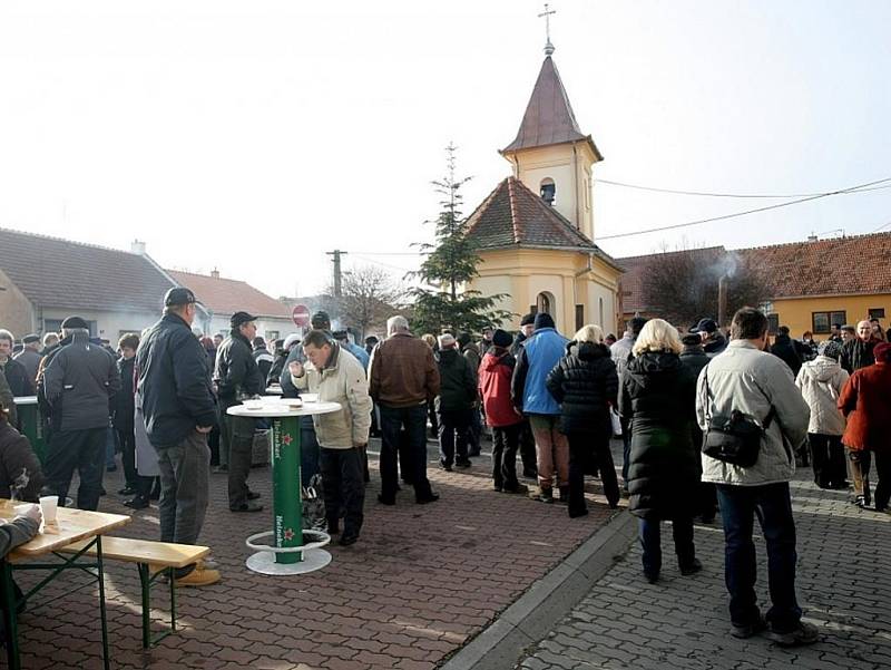 Žabčice v sobotu ráno provoněly pravé vepřové hody.