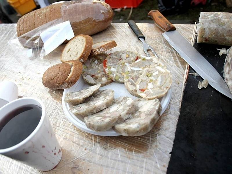 Žabčice v sobotu ráno provoněly pravé vepřové hody.