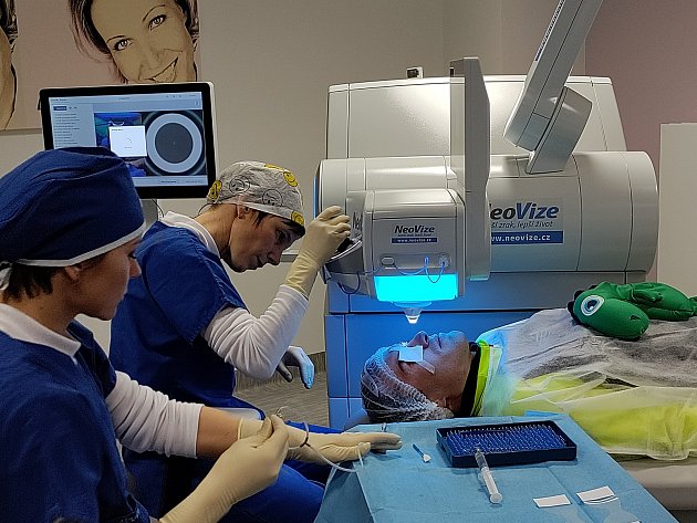 Oční operace nejrychlejším a nejmodernějším očním laserem na světě. V Česku ho má pouze jedna klinika.