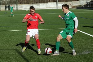 Brněnští fotbalisté (v červeném Michal Ševčík) zdolali Petržalku 4:0.