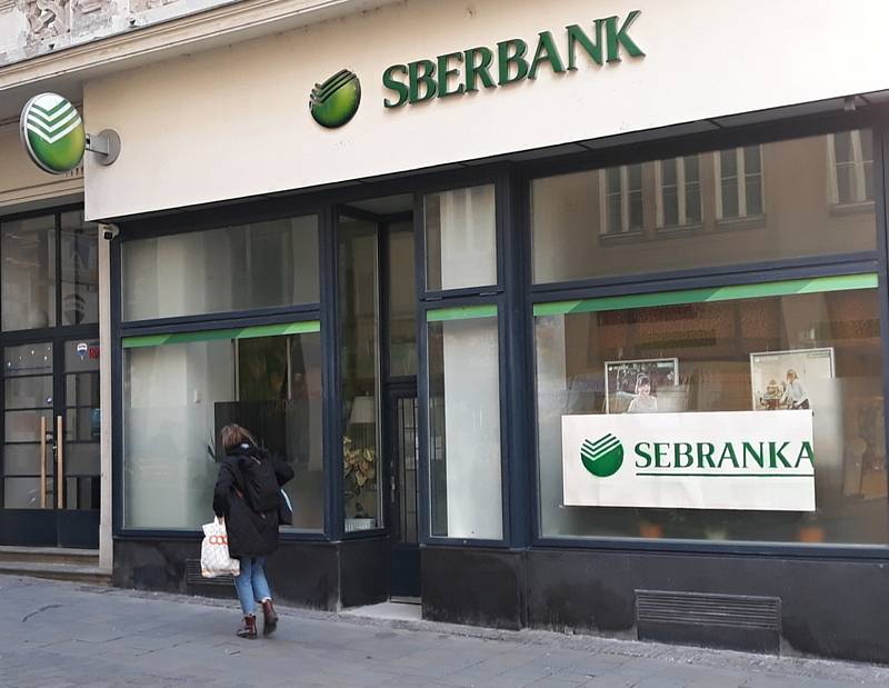 Nápis Sebranka ve výloze banky Sberbank v Panské ulici v centru Brna.