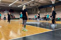 Basketbalistky KP Brno si v úterý večer zatrénovaly v Charleville v hale, kde ve středu nastoupí proti favoritovi skupiny. Foto: KP Brno