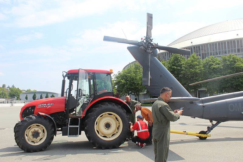 Na brněnském výstavišti přistál legendární vrtulník Black Hawk.