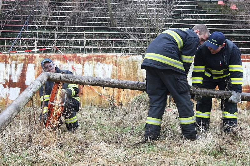 Mlha, déšť, bláto a vítr. Tak vypadá nedělní dopoledne v Brně. Nic z toho však neodradí skalní fanoušky brněnského fotbalového klubu Zbrojovka, aby přišli a přiložili ruku k dílu. Společnými silami se totiž snaží opravit legendární stadion Za Lužánkami.