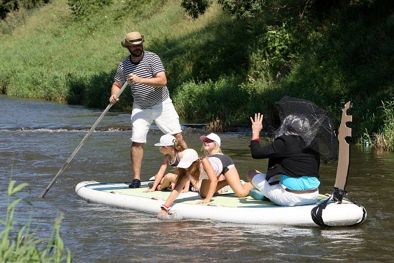 Pestrý program nabídl sobotní Festival na nábřeží. Konal se na několika místech podél řeky Svitavy od Bílovic po Tuřany. Součástí byla i neckyáda.