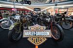 V brněnském nákupním centru Vaňkovka je k vidění více než čtyřicítka motorek značky Harley-Davidson.