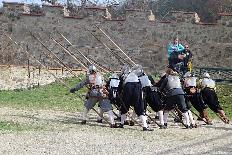 Skupina historického šermu Houwaldův regiment předvedla v sobotu na hradě Veveří návštěvníkům ukázky z výcviku švédských mušketýrů z období třicetileté války.