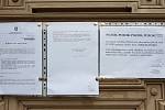 V Brně se objevující oznámení informující o zrušení nebo omezení akcí a školní docházky kvůli opatřením spojených s koronavirem.