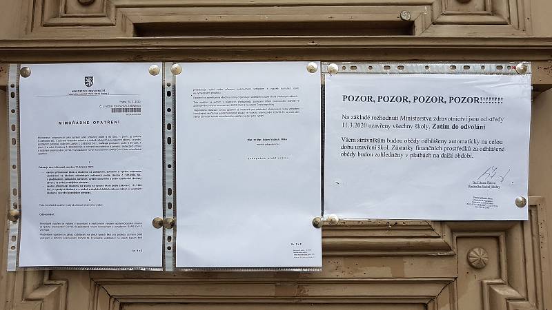V Brně se objevující oznámení informující o zrušení nebo omezení akcí a školní docházky kvůli opatřením spojených s koronavirem.