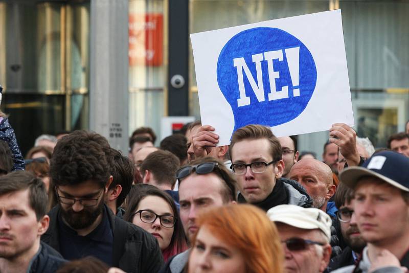 Demonstrace proti Miloši Zemanovi a Andreji Babišovi na brněnském náměstí Svobody a Moravském náměstí.