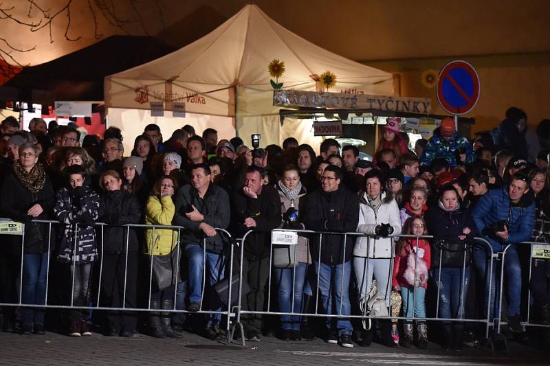 Křik dětí, řinčení zvonců a chlupaté postavy s hrozivými maskami a rohy. Židlochovicemi na Brněnsku se v sobotu večer proháněla osmdesátka rakouských čertů, takzvaných krampusů.