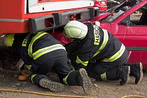 Zvedání několikatunového trolejbusu si vyzkoušeli hasiči v brněnském kovošrotu. Rychlost jejich zásahu jednou může zachránit lidské životy.
