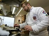 Český Národní tým kuchařů se v Moravanech na Brněnsku připravoval na podzimní kuchařskou olympiádu. Piloval soutěžní tříchodové menu.