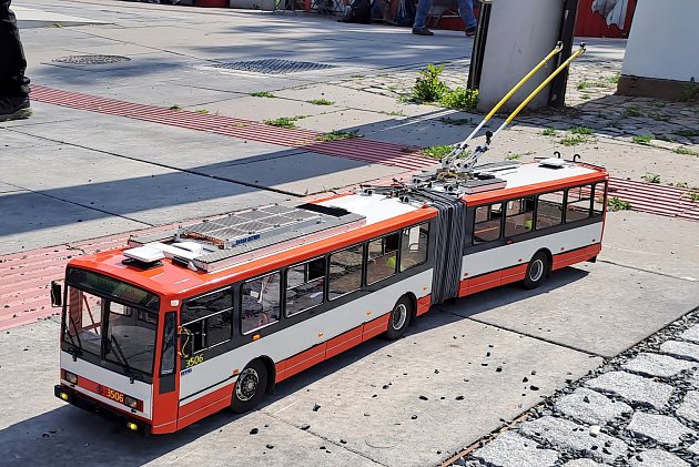 Rozlučkovou jízdu s trolejbusy Škoda 14Tr, 15Tr a autobusem Karosa B961 uspořádal v neděli dopravní podnik v Brně.