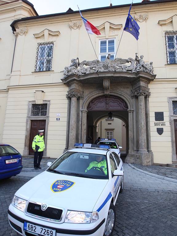 Na nádvoří Nové radnice předal primátor Roman Onderka strážníkům čtyřiadvacet aut s novou vizáží.