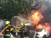 OBRAZEM: Plameny pohltily v Brně staré auto i okolní odpad