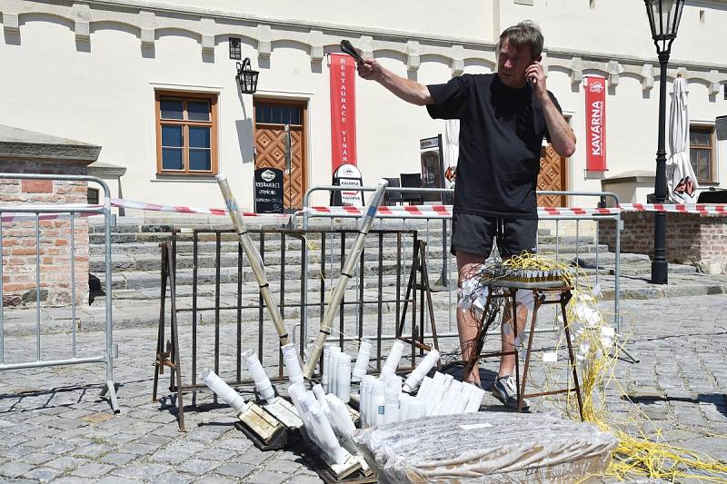 Špilberk obsadili v sobotu v osm hodin ráno. A večer z něj ukázali, jak vypadá Nebe na zemi. Než ale ohňostrůjci ze společnosti Flash Barrandov SFX závěrečnou show festivalu Ignis Brunensis pod tímto názvem odpálili, čekaly je dlouhé hodiny práce.