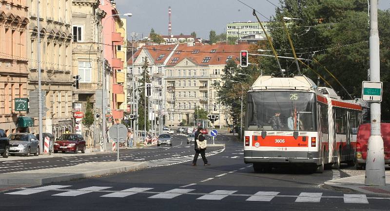 Patnáct měsíců oprav v brněnské Pionýrské ulici skončilo. Už se po ní znovu prohánějí řidiči se svými auty..