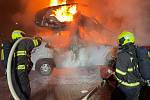 Se čtyřmi hořícími auty zápolili hasiči v brněnském Žebětíne v sobotu krátce před pátou ráno.