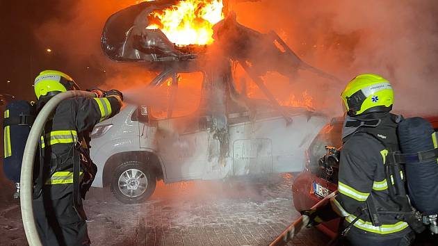 Se čtyřmi hořícími auty zápolili hasiči v brněnském Žebětíne v sobotu krátce před pátou ráno.