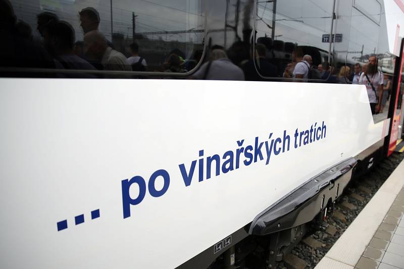 První dvě soupravy z továrních linek Škoda group představili zástupci Jihomoravského kraje na brněnském nádraží. Vozy začnou jezdit již na podzim.