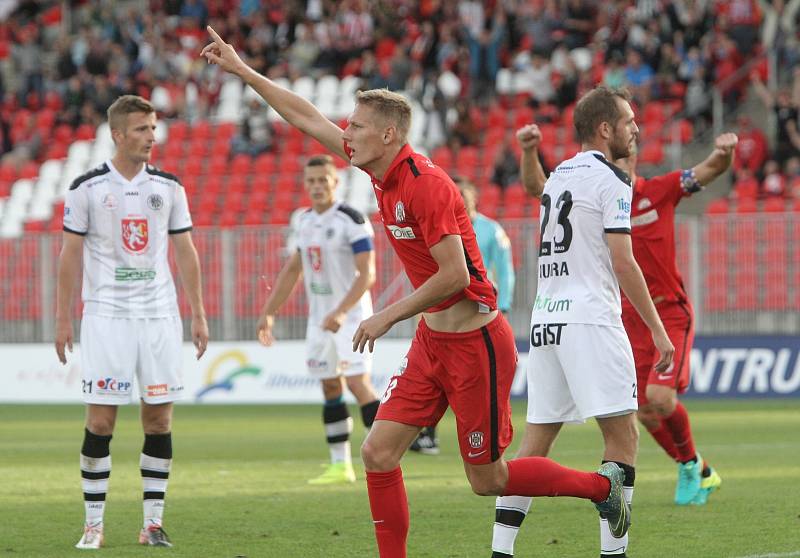 Trápení pokračuje. Fotbalisté brněnské Zbrojovky sice v sedmém ligovém kole doma s Hradcem Králové vedli po brance Michala Škody, tři body jim však hosté těsně před koncem sebrali.