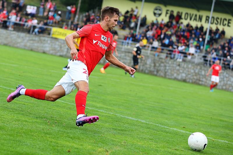 Fotbalisté Zbrojovky (v červeném) ve druhém kole MOL Cupu zvítězili v Rosicích 4:0.