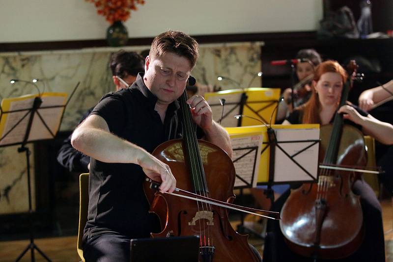 Online koncert v podání komorního smyčcového orchestru pod taktovkou Gabriely Tardonové zazněl ve Vile Löw-Beer.