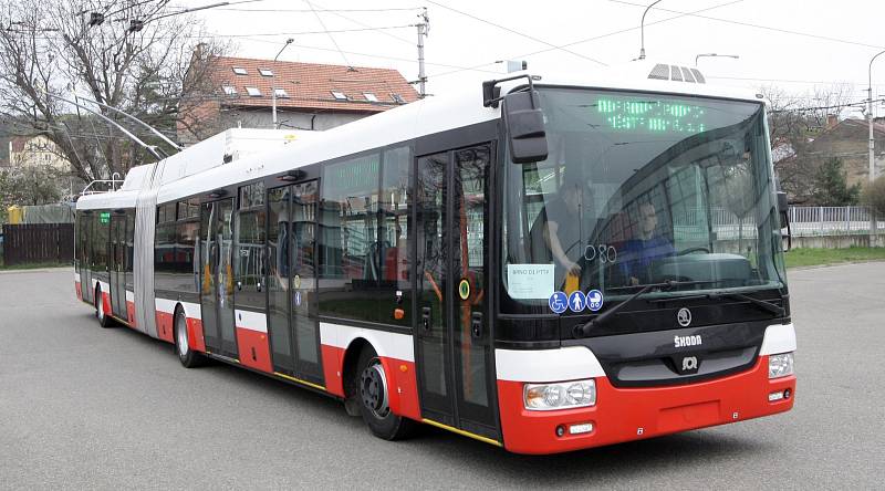 V pátek do Brna z Plzně dorazil první ze třiceti kloubových trolejbusů, zbylé přijedou do konce června.