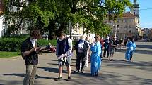 I ve čtvrtek po čtvrté hodině odpoledne byla na Moravském náměstí fronta. Lidé čekali na odběr vzorku na koronavirus.
