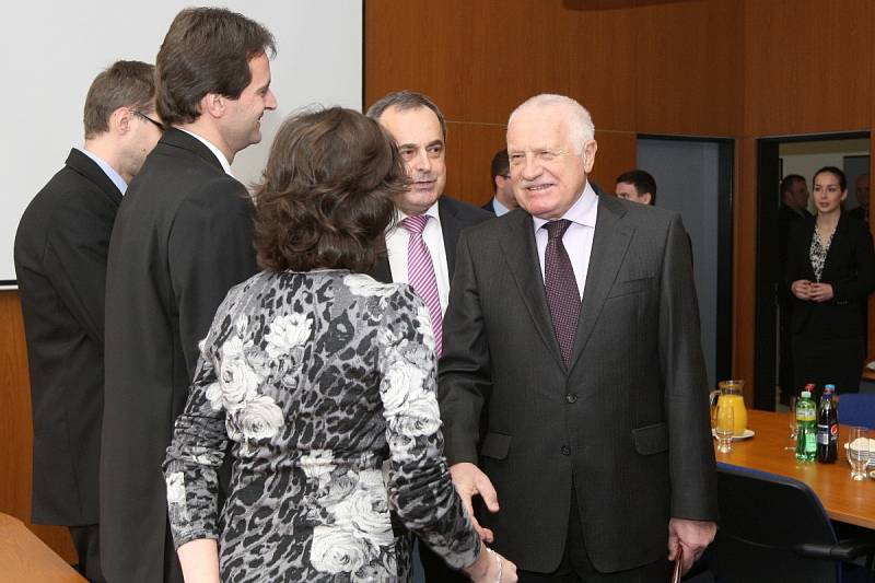 Exprezident Václav Klaus navštívil Ekonomicko-správní fakultu Masarykovy univerzity v Brně, kde se studenty diskutoval o Evropské unii.