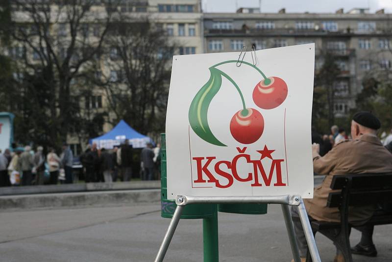 Šest týdnů se strany kandidující do poslanecké sněmovny snažily v kampaních získat hlasy voličů. 