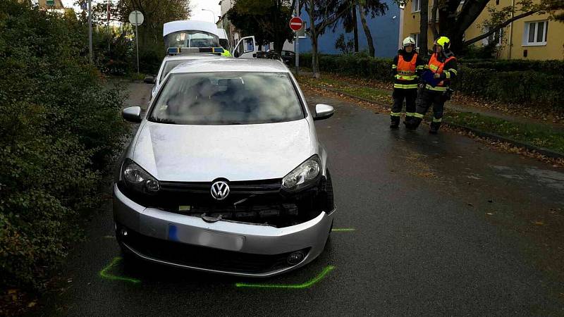 Srážka osobního auta a skútru zaměstnala v brněnské ulici Otakara Ševčíka v Židenicích v pátek krátce před pátou hodinou odpoledne jihomoravské záchranáře a také hasiče. 