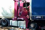 Kolem deváté hodiny ráno se u sjezdu z dálnice na Blučinu na Brněnsku srazily dva kamiony. Jeden řidiči se při nehodě zranil.