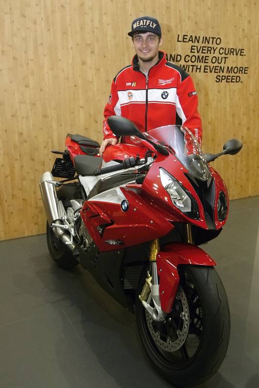 Průřez závodnickou kariérou brněnského motocyklového jezdce Karla Abrahama.
