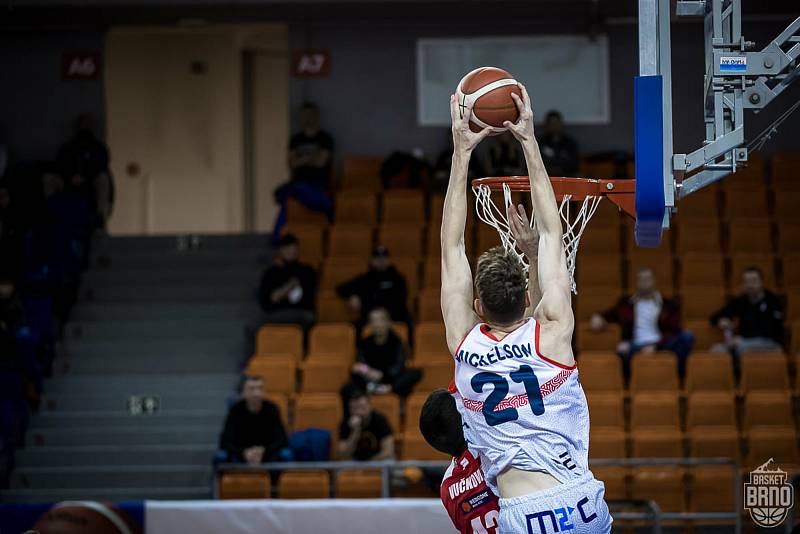 Brněnští basketbalisté (v bílém) porazili po zápasech v mezinárodní ENBL Olomoucko.