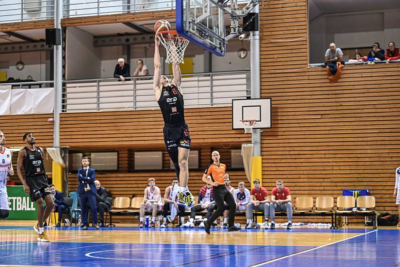 Brněnští basketbalisté (v bílém) při ligovém utkání s Nymburkem, kterému na domácí palubovce podlehli 70:88.