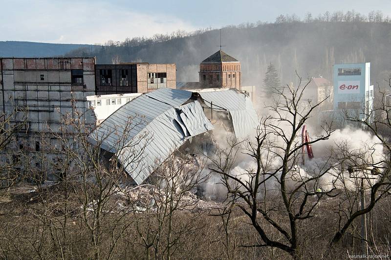 V těchto dnech padla další část tepelné elektrárny v Oslavanech.