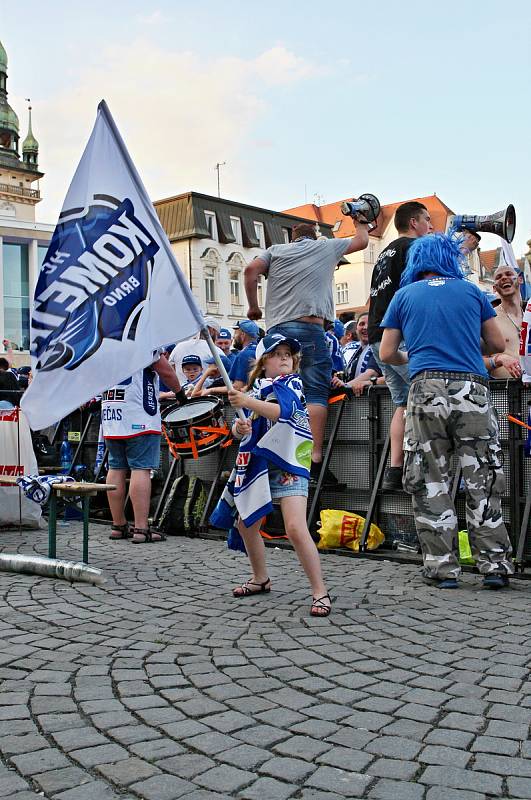 Mistři, mistři! Ozývalo se z brněnského Zelného trhu. Fanoušci tam neúnavně fandili vítězné Kometě.