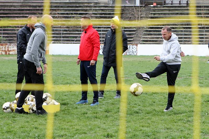 Fotbalové legendy brněnské Zbrojovky při natáčení klipu projektu PŘIHRAJ na stadionu za Lužánkami.