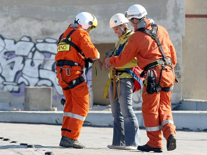 Jihomoravským záchranářům pomáhá vrtulník s vyprošťováním lidí, kteří uvízli na nepřístupných místech. Jde o oběti, horolezce uvízlé ve skalách nebo třeba ztroskotané vodáky. Své umění předvedli v pátek v Brně.