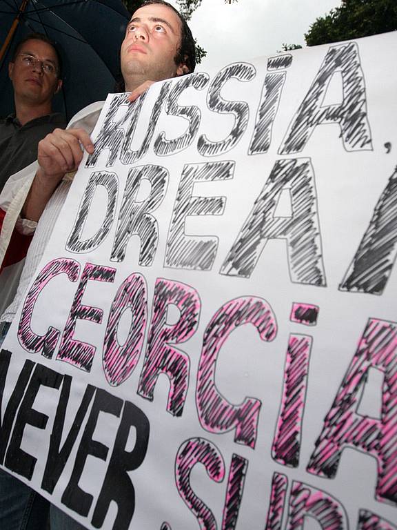 Mladí Gruzínci, kteří pracují a studují v Brně a jejich příznivci a přátelé demonstrovali v pátek navečer před ruským konzulátem v ulici Hlinky.
