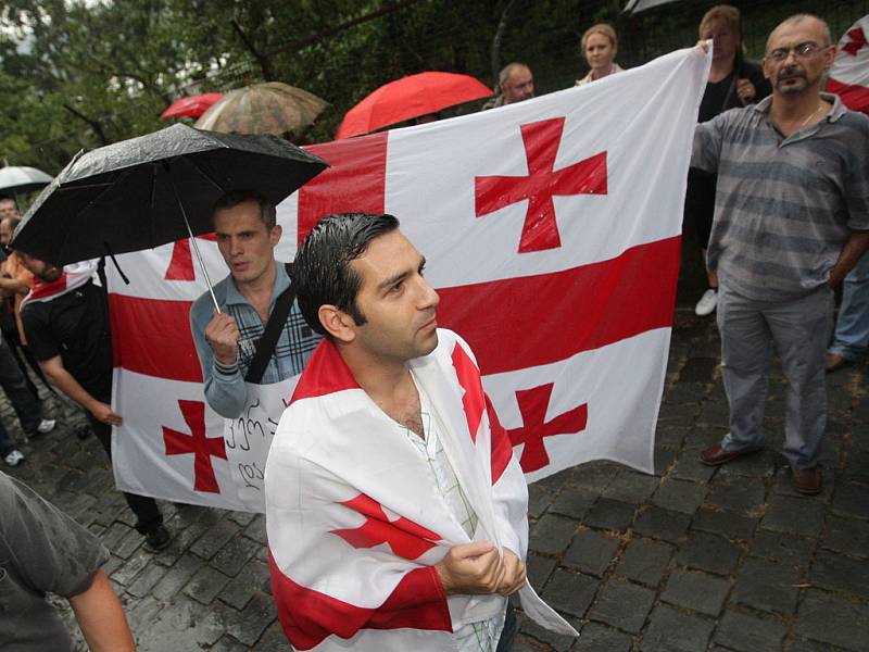 Mladí Gruzínci, kteří pracují a studují v Brně a jejich příznivci a přátelé demonstrovali v pátek navečer před ruským konzulátem v ulici Hlinky.