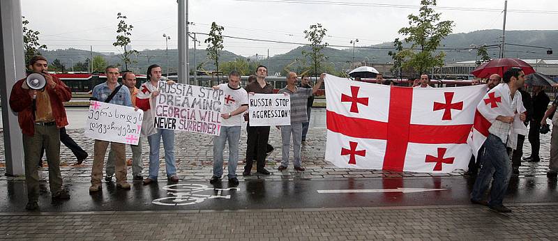 Mladí Gruzínci, kteří pracují a studují v Brně a jejich příznivci a přátelé demonstrovali v pátek navečer před ruským konzulátem v ulici Hlinky.