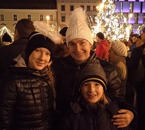 Lenka Adámková se s dětmi vydala zpívat koledy na brněnské náměstí Svobody.