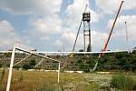 Sundávání osvětlení na fotbalovém stadionu za Lužánkami.